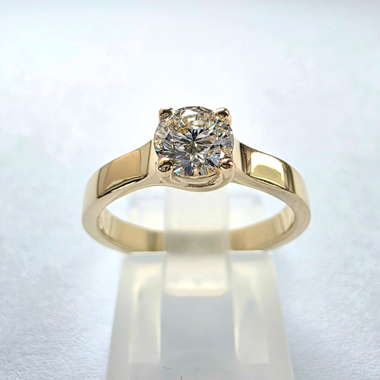 Pierścionek z żółtego złota próba 585 z moissanitem 0,50 ct – widok z przodu – ABGOLD Baczyński