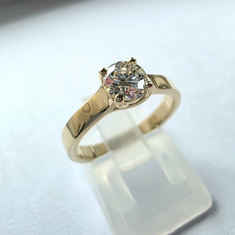 Pierścionek z żółtego złota próba 585 z moissanitem 0,50 ct – ujęcie pod kątem – ABGOLD Baczyński