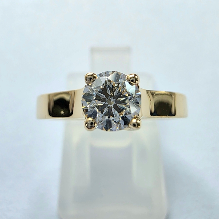 Pierścionek z żółtego złota próba 585 z moissanitem 0,50 ct – widok z góry – ABGOLD Baczyński