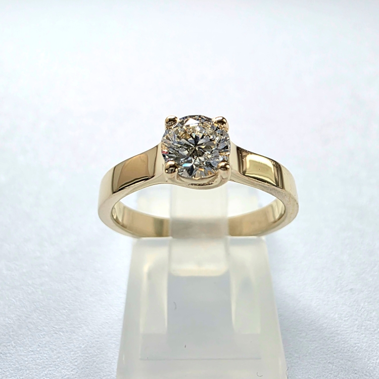 Pierścionek z żółtego złota próba 585 z moissanitem 0,50 ct – widok z przodu – ABGOLD Baczyński