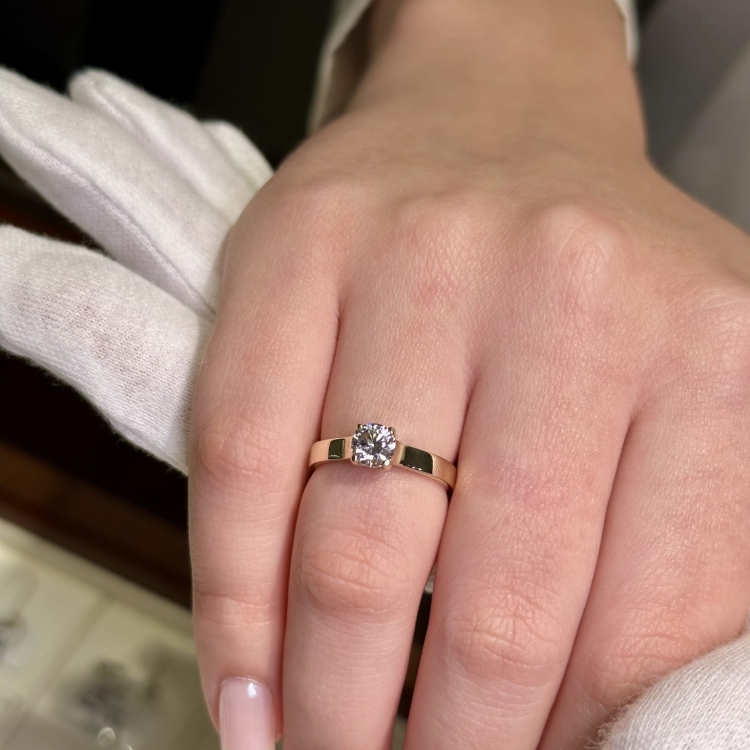 Pierścionek zaręczynowy złoto 585 z diamentem – na dłoni z bliska – ABGOLD Baczyński