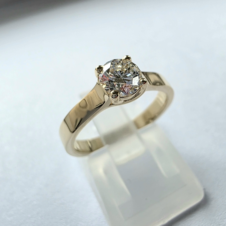 Pierścionek zaręczynowy złoto 585 z diamentem – ujęcie boczne – ABGOLD Baczyński