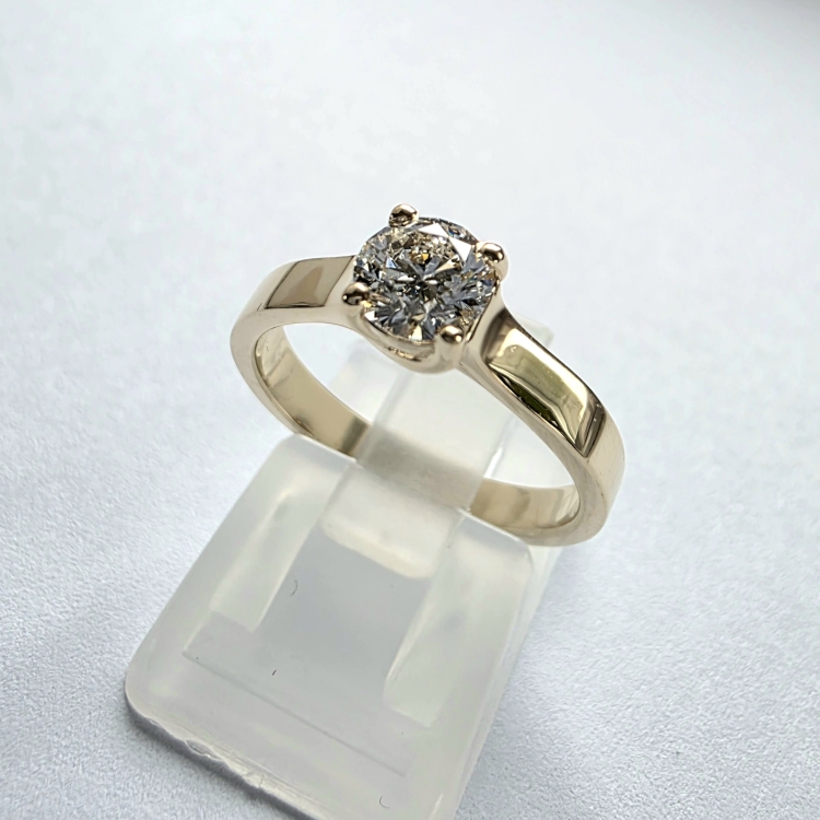 Pierścionek zaręczynowy złoto 585 z diamentem – ujęcie pod kątem – ABGOLD Baczyński