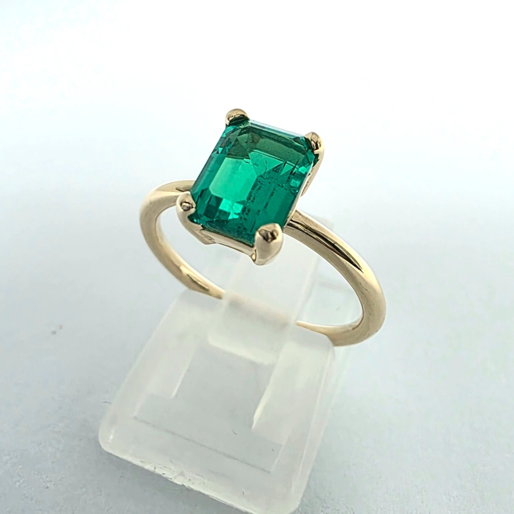 Złoty pierścionek ze szmaragdem 1,50 ct – ujęcie pod kątem – ABGOLD Baczyński