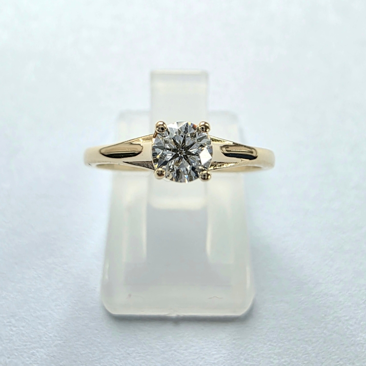 Pierścionek zaręczynowy z moissanitem 0,50 ct – ujęcie pod kątem – ABGOLD Baczyński