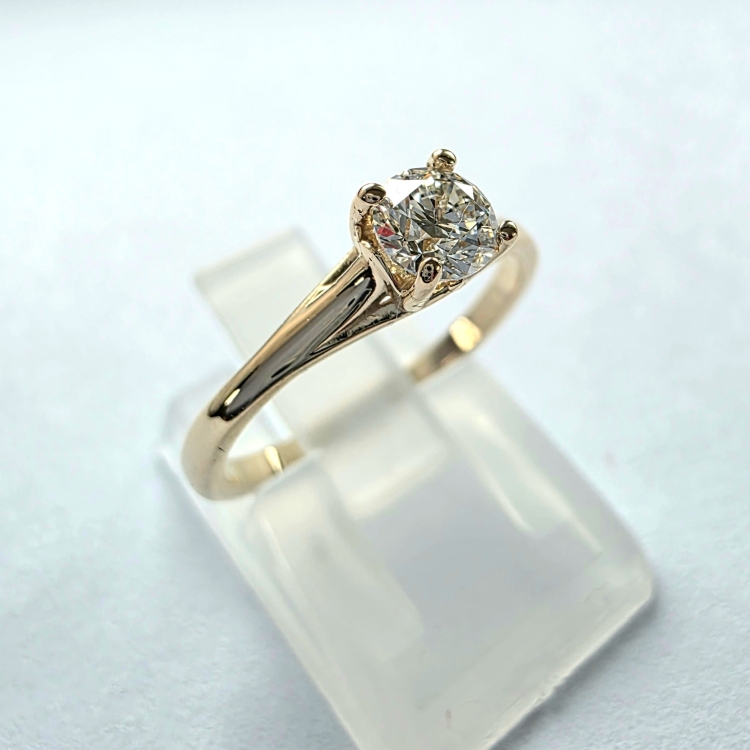 Pierścionek zaręczynowy z żółtego złota próba 585 z moissanitem 0,25 ct – ujęcie pod kątem – ABGOLD Baczyński