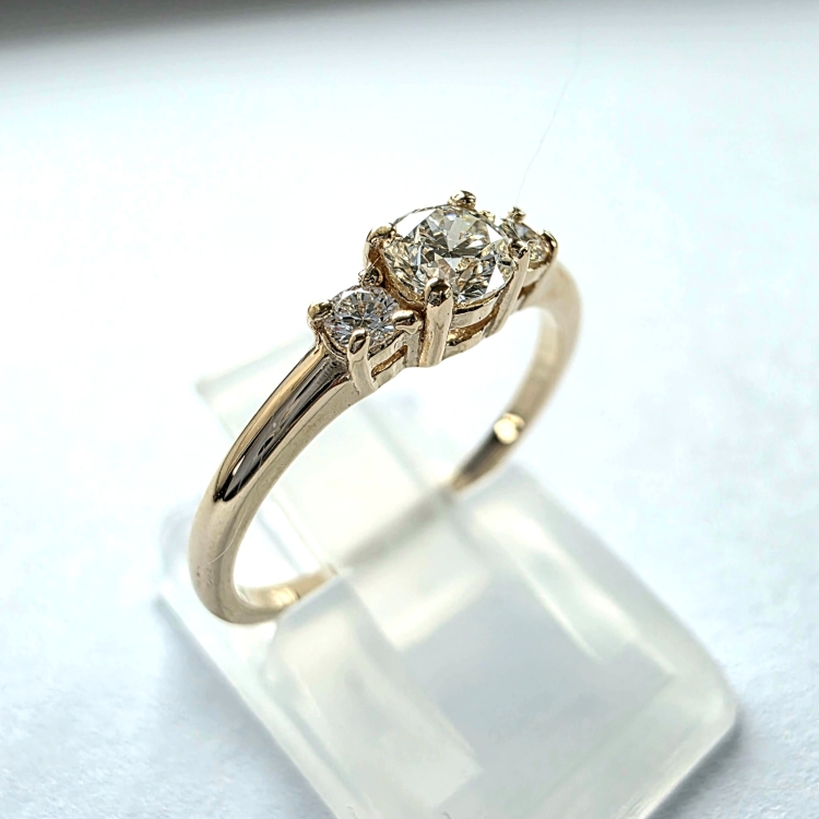 Złoty pierścionek zaręczynowy próba 585 z brylantami – ujęcie pod kątem – ABGOLD Baczyński