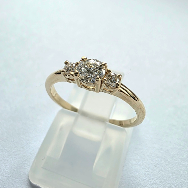 Złoty pierścionek zaręczynowy próba 585 z brylantami – ujęcie boczne – ABGOLD Baczyński