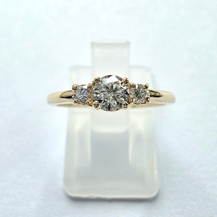 Złoty pierścionek zaręczynowy próba 585 z brylantami – widok z góry – ABGOLD Baczyński