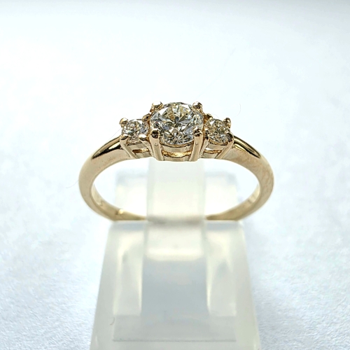 Złoty pierścionek zaręczynowy próba 585 z brylantami – widok z przodu – ABGOLD Baczyński