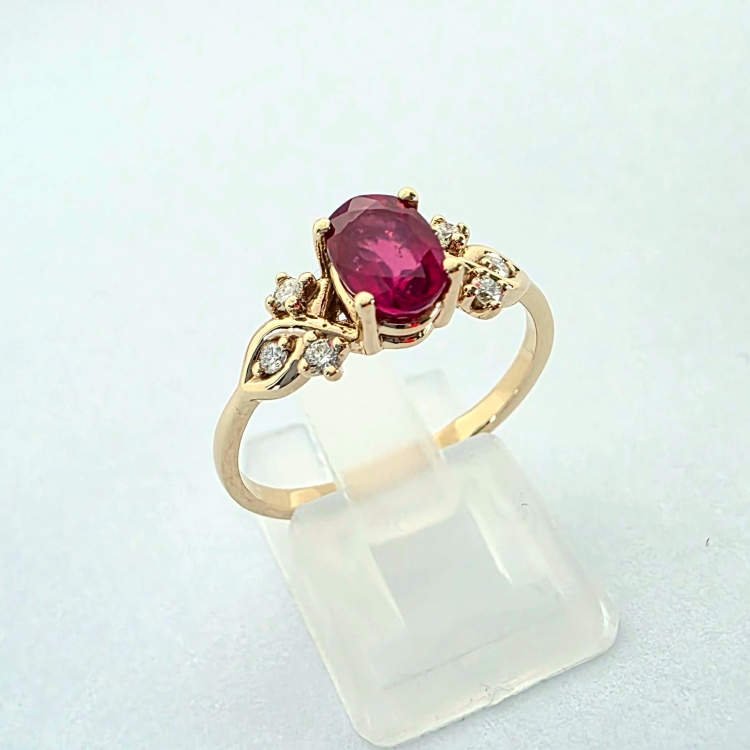 Złoty pierścionek retro z rubinem i brylantami – ujęcie pod kątem – ABGOLD Baczyński