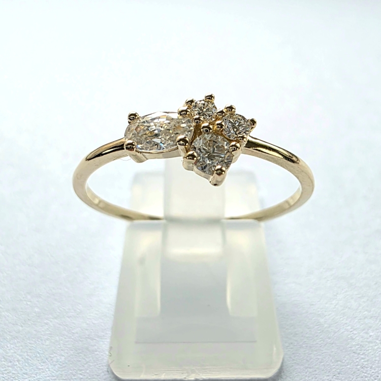 COLORE Złoty pierścionek z moissanitami – widok frontalny – ABGOLD Baczyński