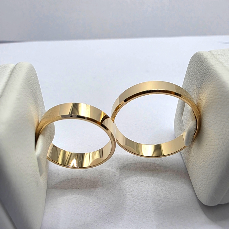 Obrączki ślubne złote 585 fasetowane 5.00 mm – ujęcie pod kątem (para) – ABGOLD Baczyński