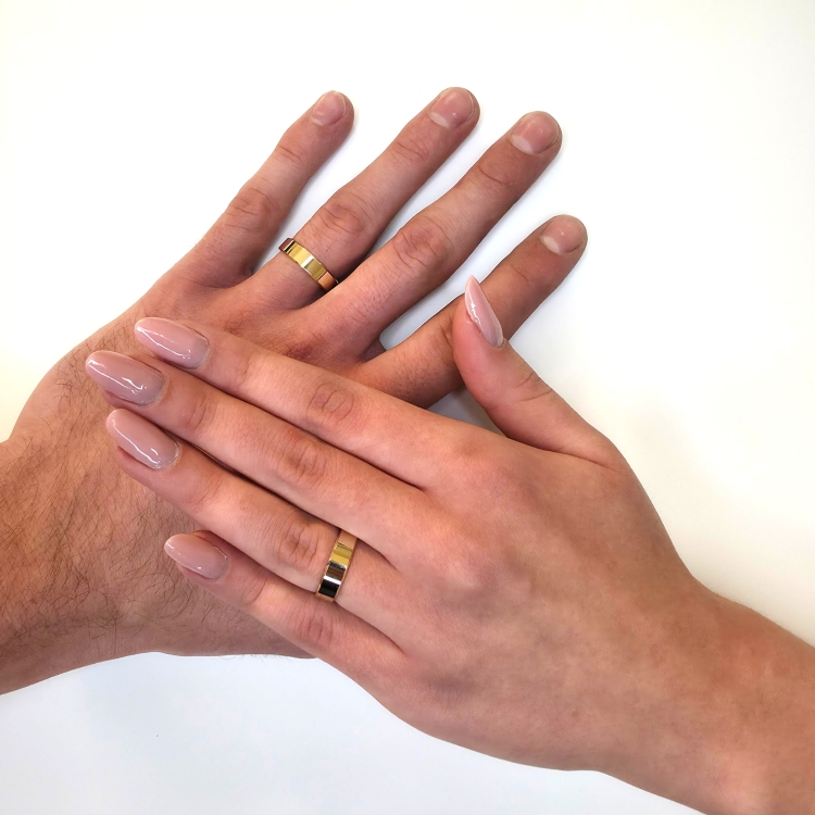 Obrączki ślubne złote 585 fasetowane 5.00 mm – prezentacja na dłoni – ABGOLD Baczyński