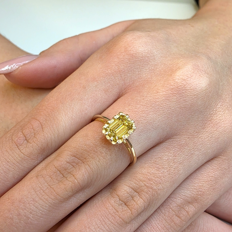 Pierścionek Vintage art deco Diament Yellow – prezentacja na dłoni (zbliżenie) – ABGOLD Baczyński