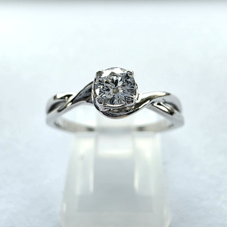 Pierścionek zaręczynowy złoto 585 z diamentem – widok z przodu – ABGOLD Baczyński