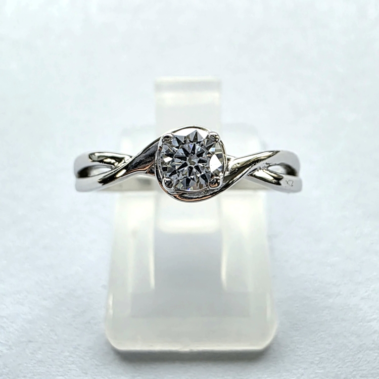 Pierścionek zaręczynowy złoto 585 z diamentem – widok z góry – ABGOLD Baczyński