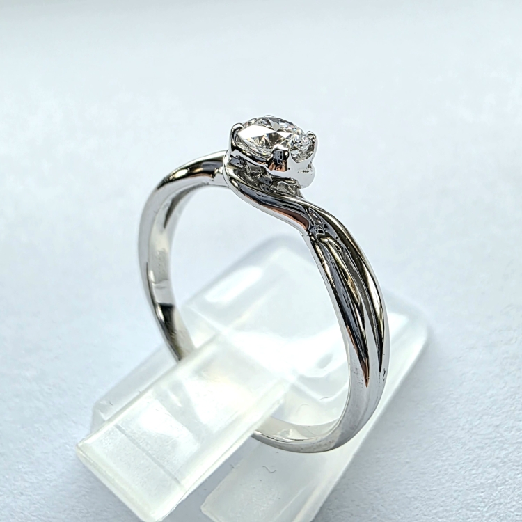 Pierścionek zaręczynowy złoto 585 z diamentem – ujęcie pod kątem – ABGOLD Baczyński