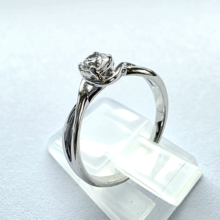 Pierścionek zaręczynowy z białego złota próba 585 z moissanitem 0,25 ct – ujęcie boczne – ABGOLD Baczyński