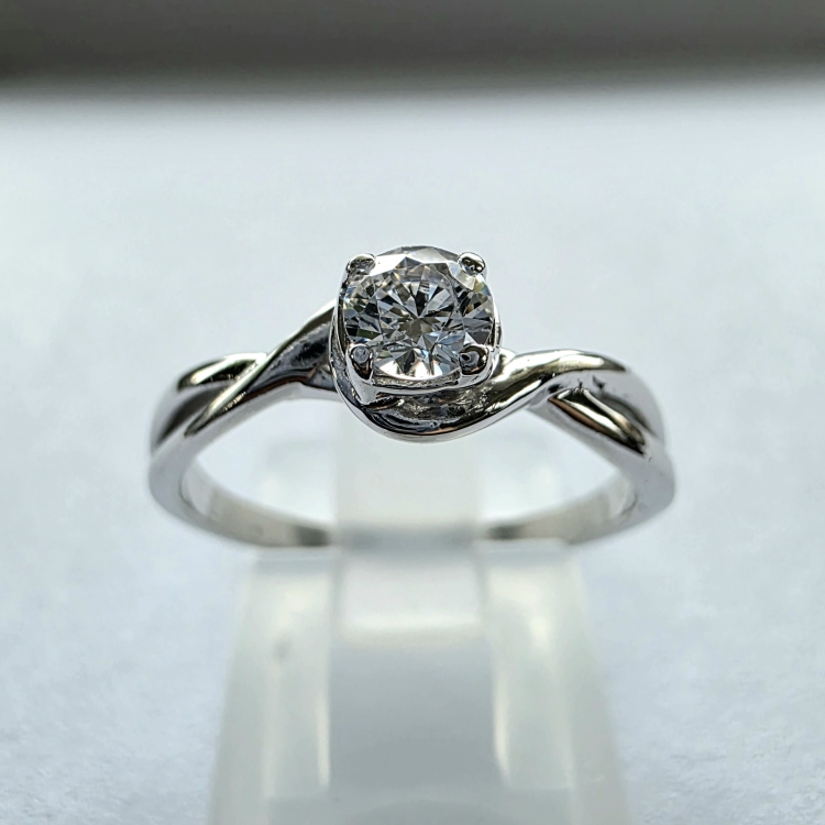 Pierścionek zaręczynowy z białego złota próba 585 z moissanitem 0,25 ct – widok z przodu – ABGOLD Baczyński