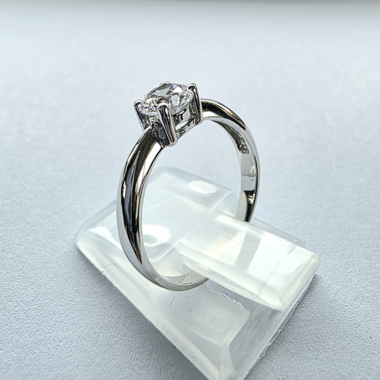 Pierścionek zaręczynowy z diamentem, białe złoto 585 – ujęcie pod kątem – ABGOLD Baczyński