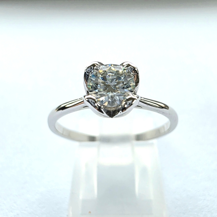 Pierścionek zaręczynowy z białego złota próba 585 z moissanitem 0,50 ct – widok z przodu – ABGOLD Baczyński