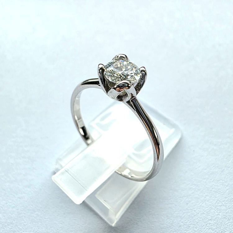 Pierścionek zaręczynowy z białego złota próba 585 z moissanitem 0,50 ct – ujęcie pod kątem – ABGOLD Baczyński