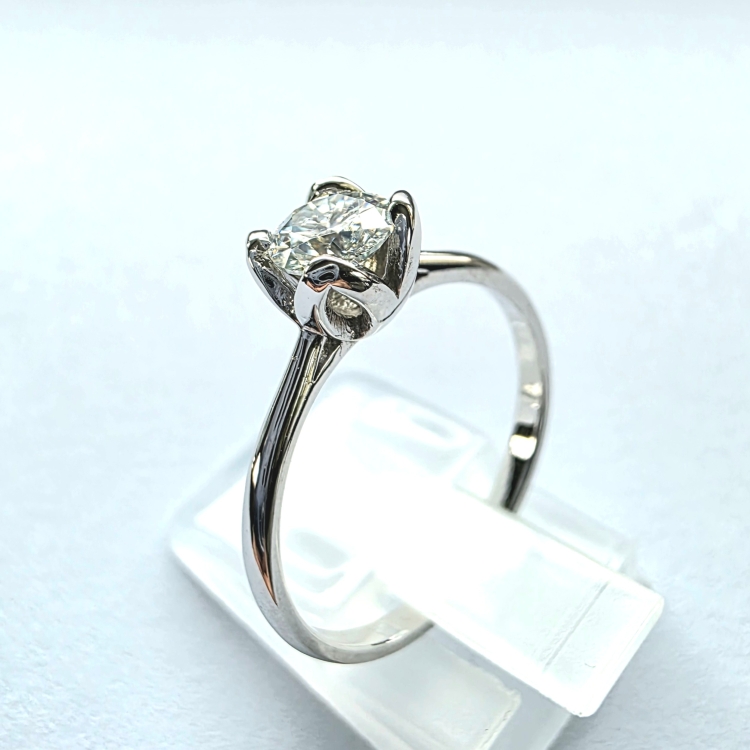 Pierścionek zaręczynowy z białego złota próba 585 z moissanitem 0,50 ct – ujęcie boczne – ABGOLD Baczyński