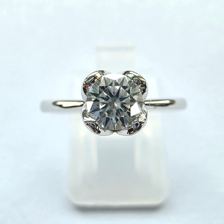 ierścionek zaręczynowy z białego złota próba 585 z moissanitem 0,50 ct – widok z góry – ABGOLD Baczyński