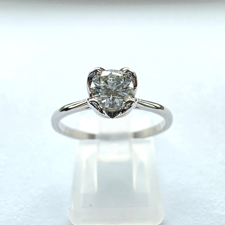 Pierścionek zaręczynowy z białego złota próba 585 z moissanitem 0,50 ct – widok z przodu – ABGOLD Baczyński