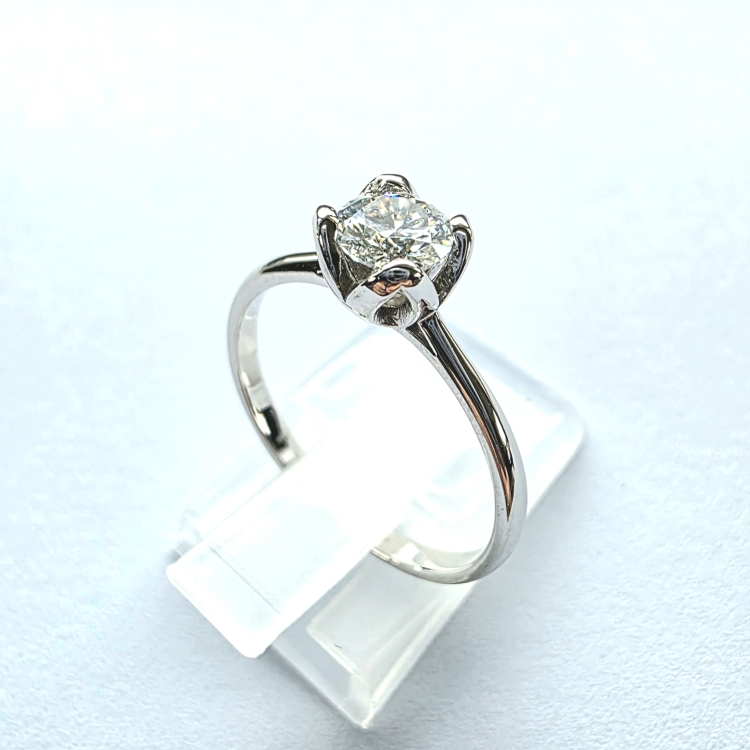 Pierścionek zaręczynowy białe złoto 585 z diamentem – ujęcie pod kątem – ABGOLD Baczyński