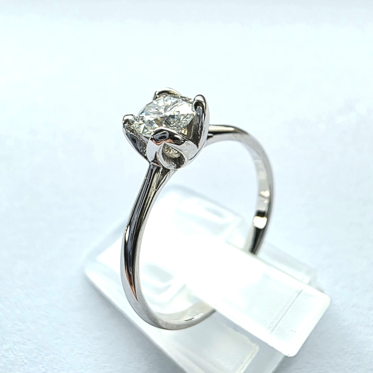 Pierścionek zaręczynowy białe złoto 585 z diamentem – ujęcie boczne – ABGOLD Baczyński