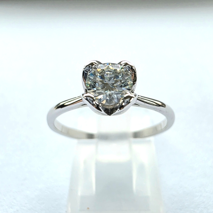 Pierścionek zaręczynowy białe złoto 585 z diamentem – widok z góry – ABGOLD Baczyński