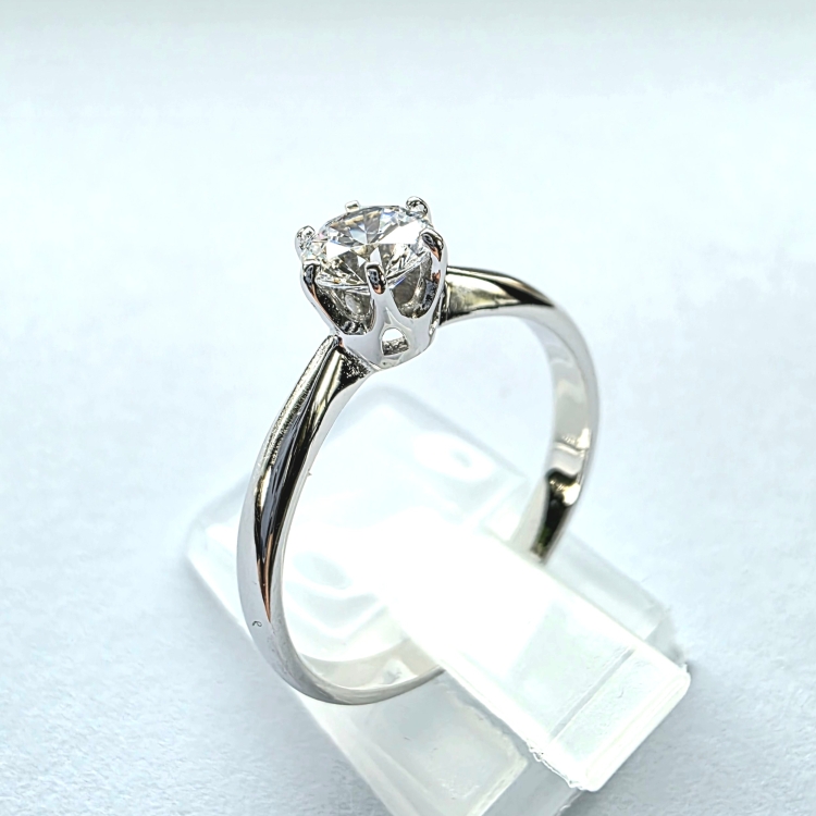 Pierścionek zaręczynowy z diamentem – Ujęcie pod kątem – ABGOLD Baczyński