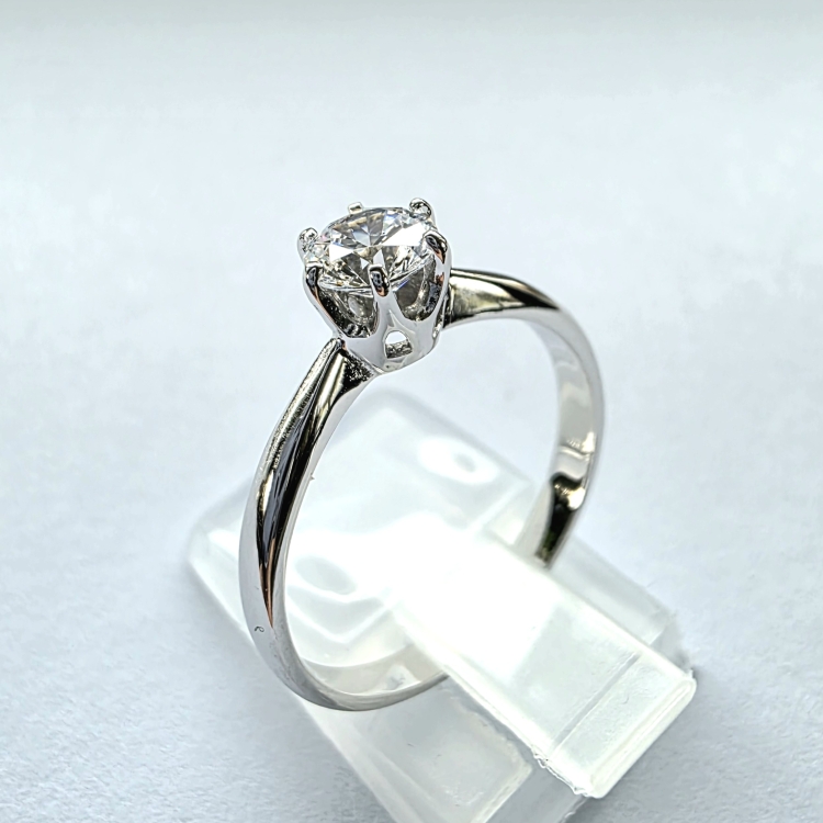 Pierścionek zaręczynowy z białego złota próba 585 z moissanitem 0,50 ct – ujęcie pod kątem – ABGOLD Baczyński