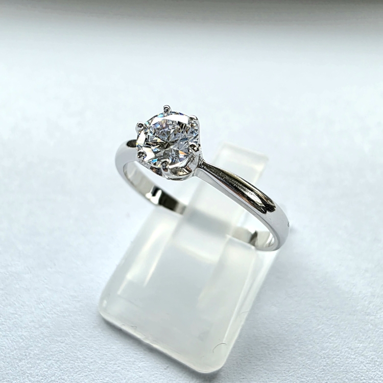 Pierścionek zaręczynowy z białego złota próba 585 z moissanitem 0,50 ct – ujęcie boczne – ABGOLD Baczyński