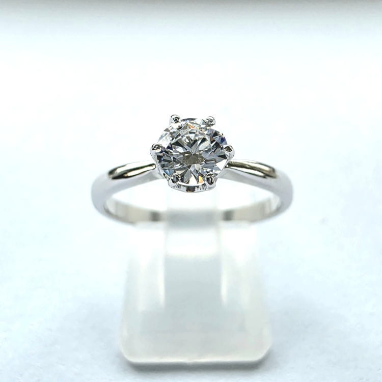 Pierścionek zaręczynowy z białego złota próba 585 z moissanitem 0,50 ct – widok z przodu – ABGOLD Baczyński