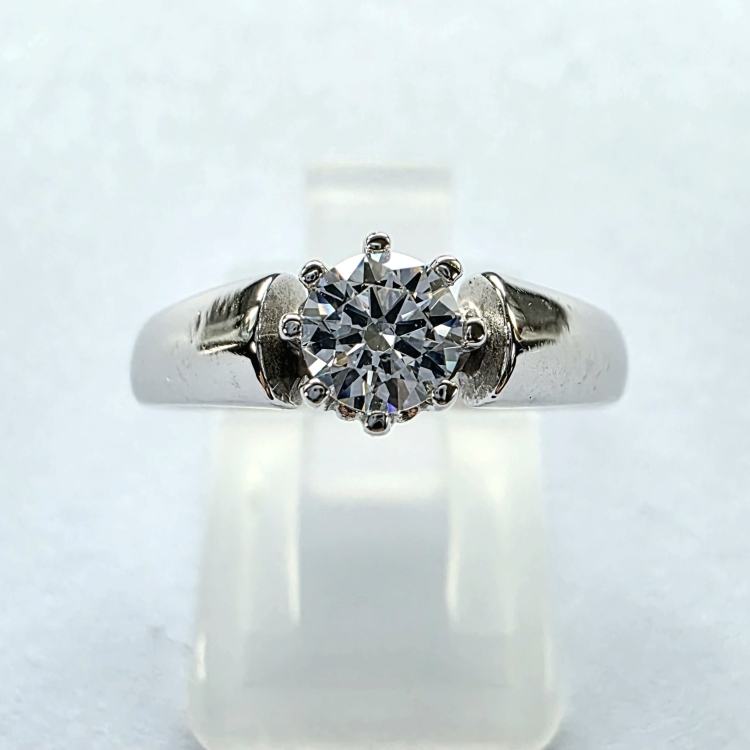 Pierścionek zaręczynowy z dużym diamentem – Zbliżenie oprawy – ABGOLD Baczyński