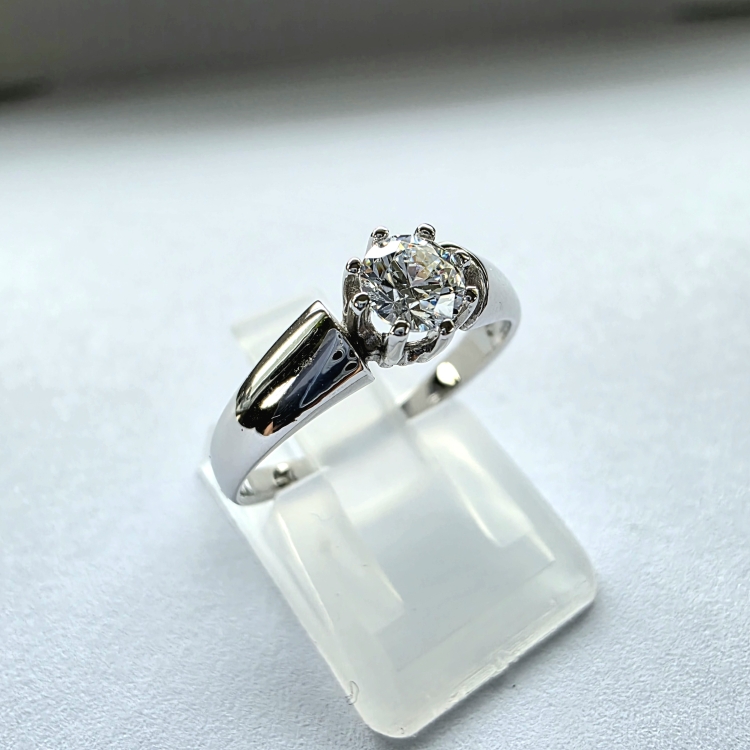 Pierścionek zaręczynowy z dużym diamentem – Widok z góry – ABGOLD Baczyński