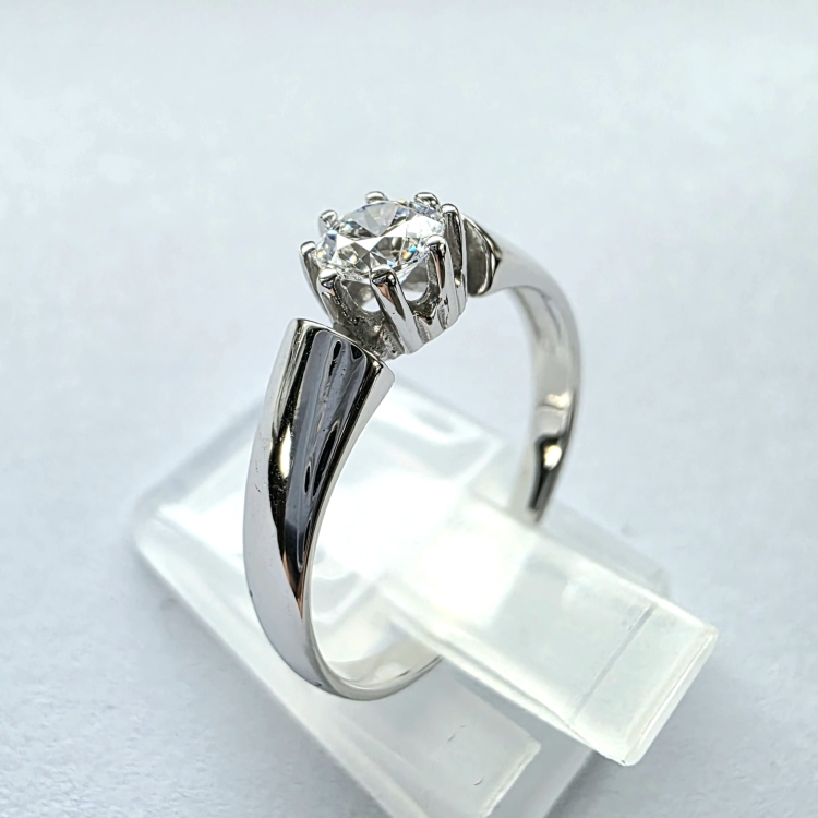 Pierścionek zaręczynowy z dużym diamentem – Ujęcie pod kątem – ABGOLD Baczyński