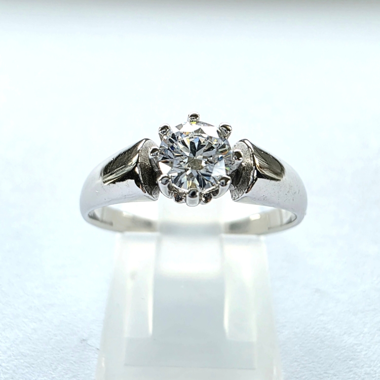 Pierścionek zaręczynowy z dużym diamentem – Widok frontalny – ABGOLD Baczyński