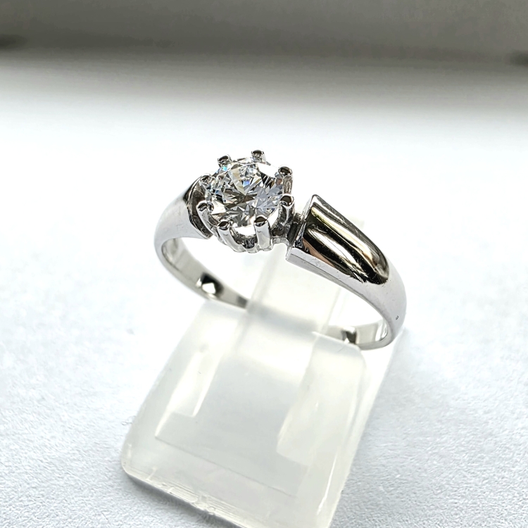 Pierścionek zaręczynowy z białego złota próba 585 z moissanitem 0,50 ct – ujęcie boczne – ABGOLD Baczyński