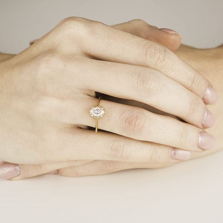 Pierścionek vintage art deco z białego złota próba 585 z owalnym moissanitem – na dłoni – ABGOLD Baczyński