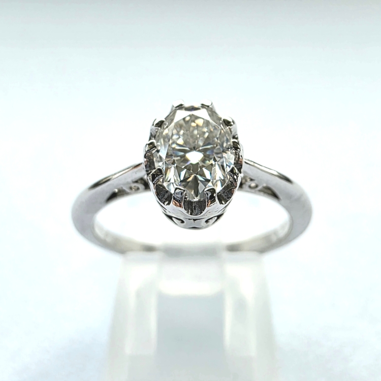 Pierścionek vintage art deco z białego złota próba 585 z owalnym moissanitem – widok z przodu – ABGOLD Baczyński