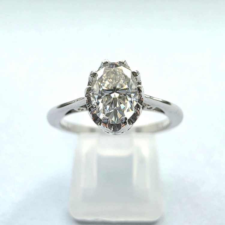 Pierścionek vintage art deco z białego złota próba 585 z owalnym moissanitem – widok z góry – ABGOLD Baczyński