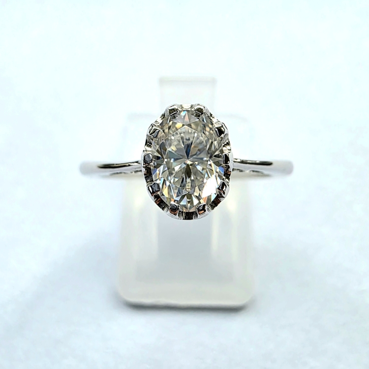 Pierścionek vintage art deco z białego złota próba 585 z owalnym moissanitem – widok z przodu – ABGOLD Baczyński