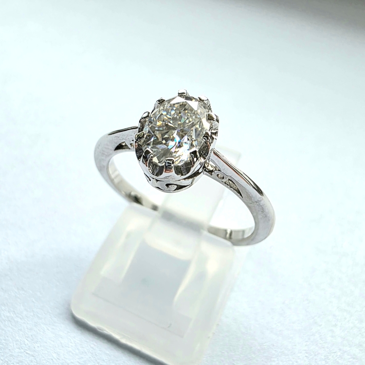 Pierścionek vintage art deco z białego złota próba 585 z owalnym moissanitem – ujęcie pod kątem – ABGOLD Baczyński
