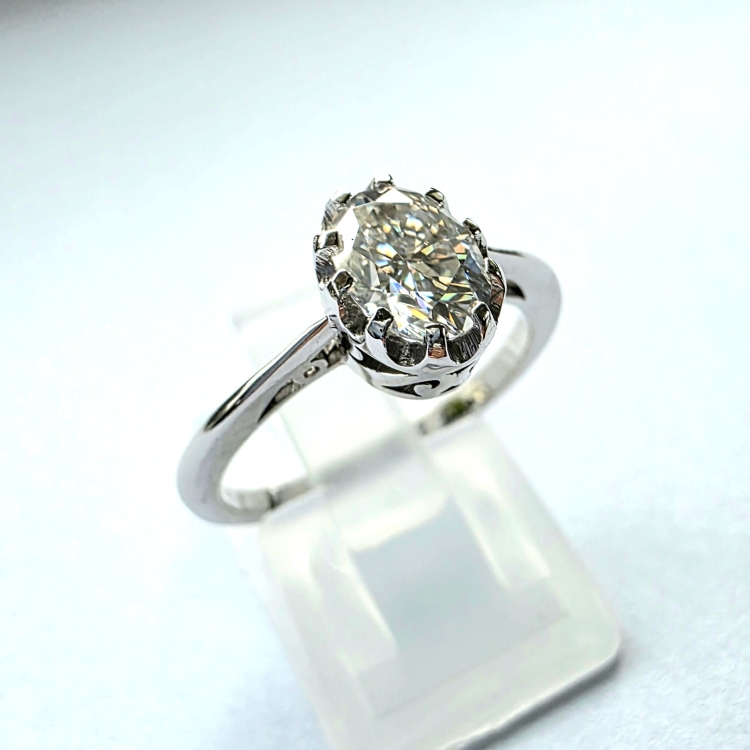 Pierścionek vintage art deco z białego złota próba 585 z owalnym moissanitem – ujęcie boczne – ABGOLD Baczyński