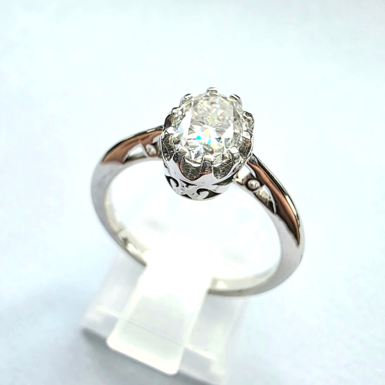 Pierścionek vintage art deco z białego złota próba 585 z owalnym moissanitem – widok z tyłu – ABGOLD Baczyński