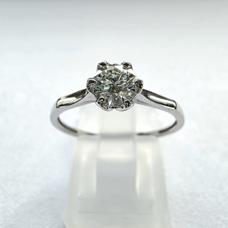 Pierścionek zaręczynowy z białego złota próba 585 z moissanitem 0,50 ct – widok z przodu – ABGOLD Baczyński